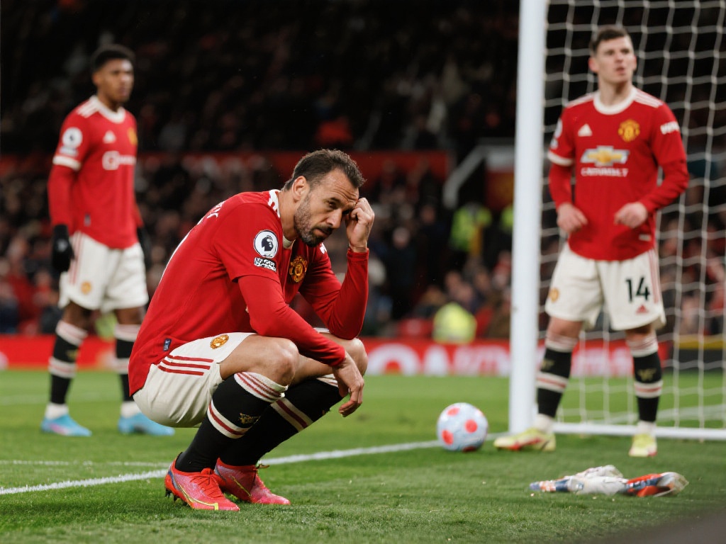 40岁阿莫林蹲地绝望!曼联1周连败创4大耻辱 近期曼联的表现可以用“灾难”来形容。在短